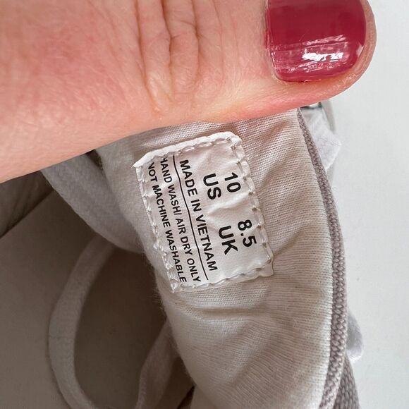 The Bradford Exchange Peanuts women's size 10 Happiness is Friendship sneakers - Picture 12 of 12